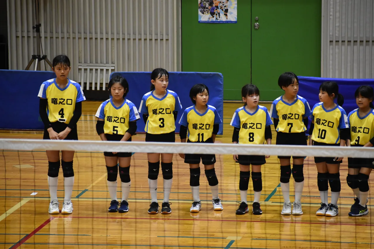 試合前に整列するチーム