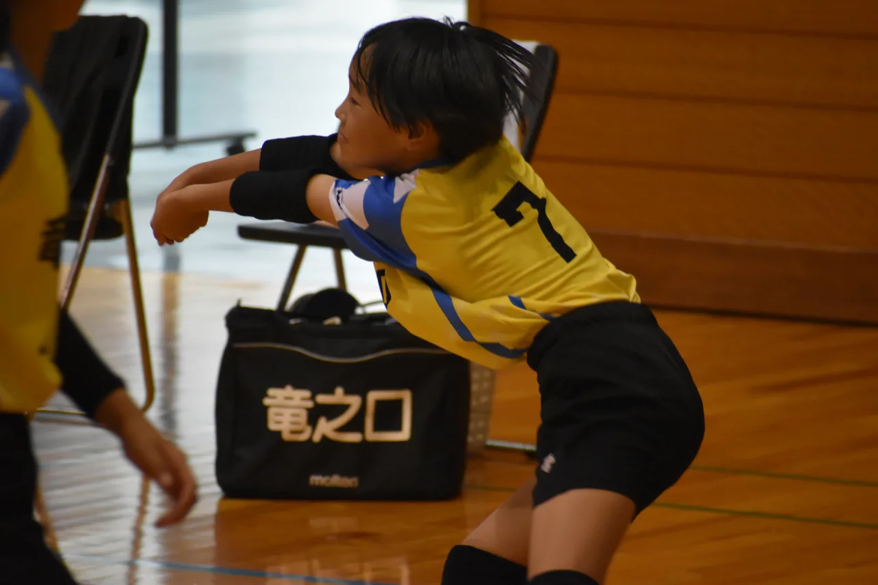レシーブする選手