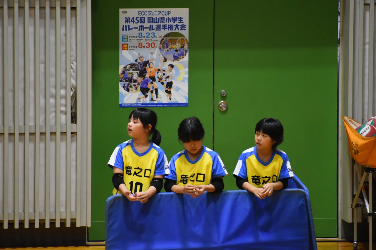 ベンチから試合を見つめる選手たち