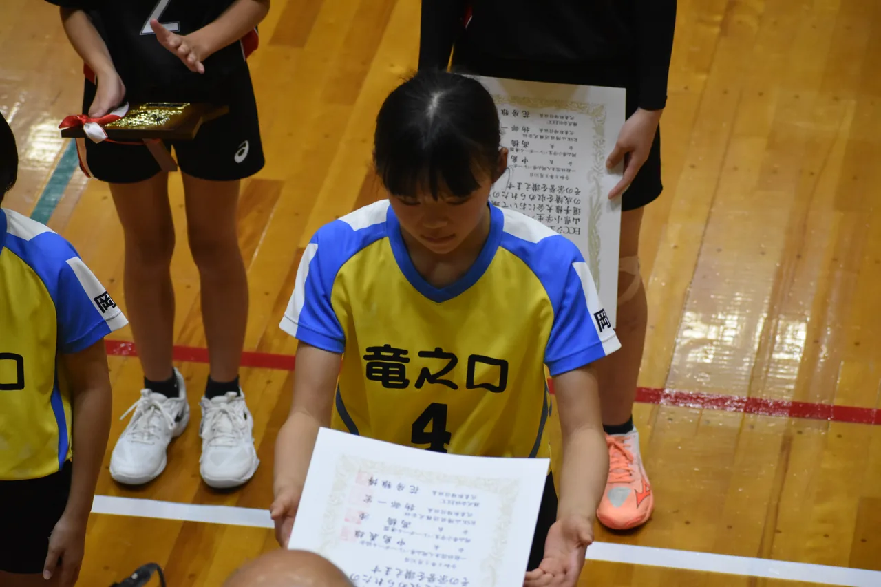 表彰式で賞状を受け取る選手