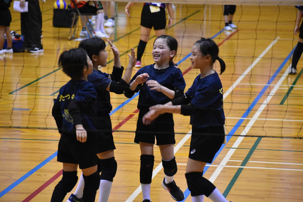 出場した4人でハイタッチ