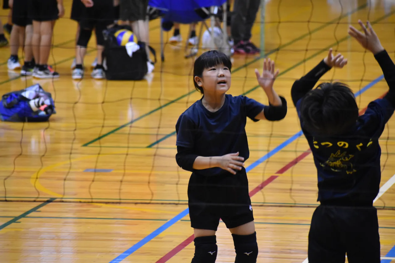 ボールを打つ選手