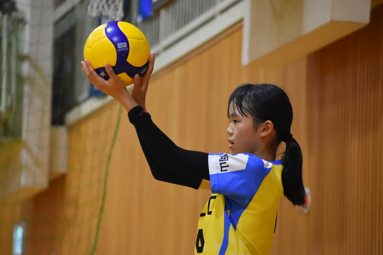 サーブを打つ直前の選手