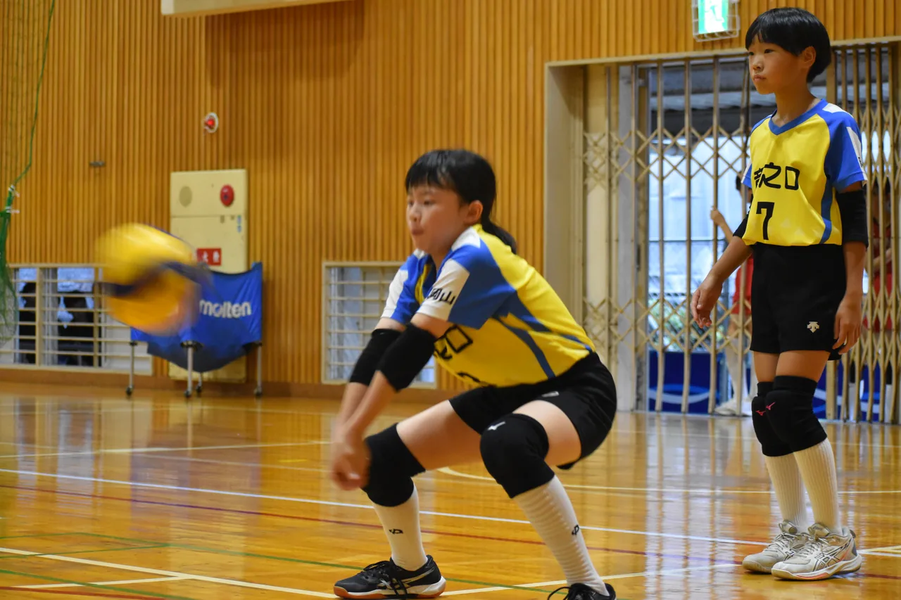 レシーブする選手