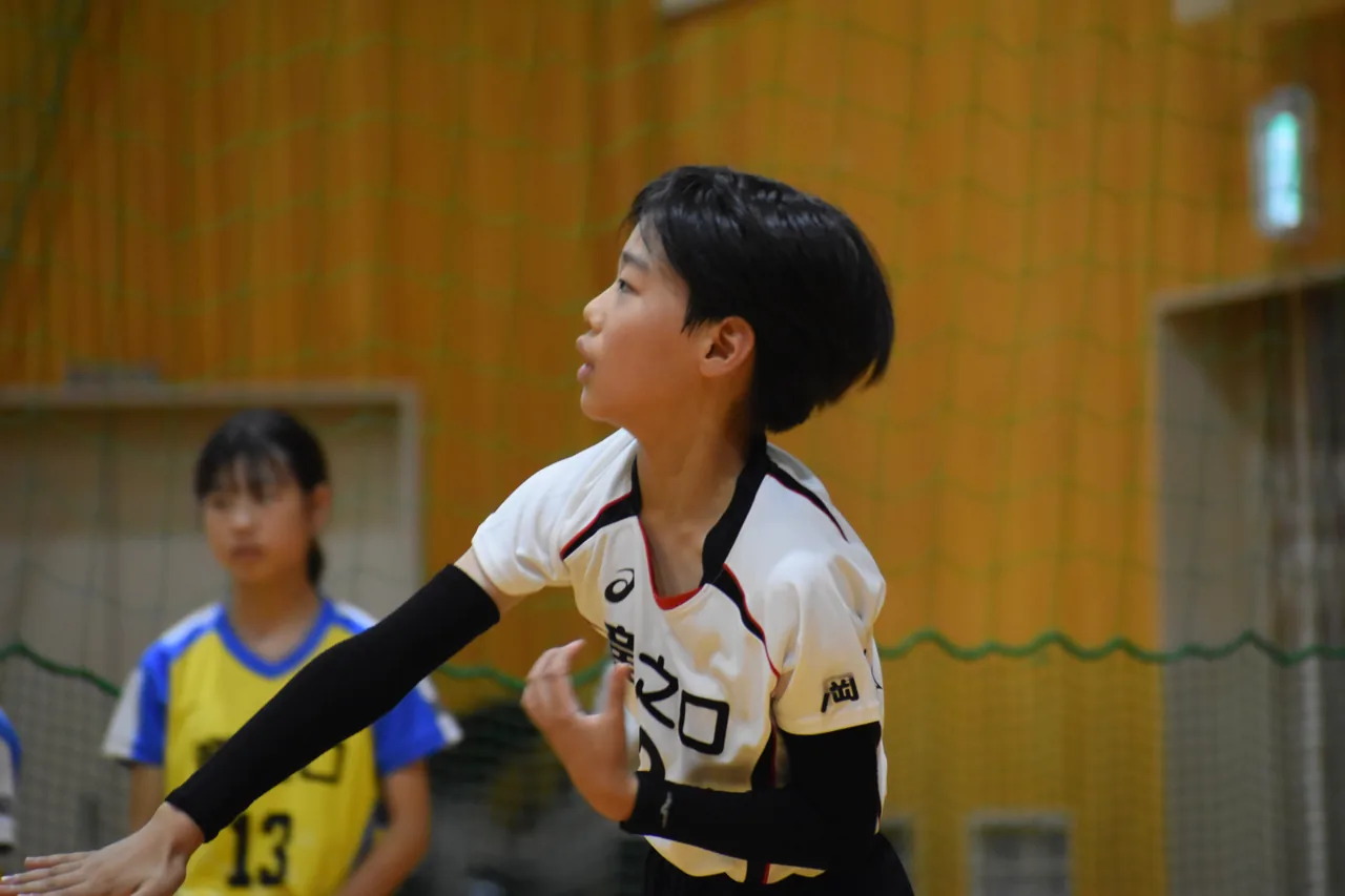 レシーブの構えをとる選手