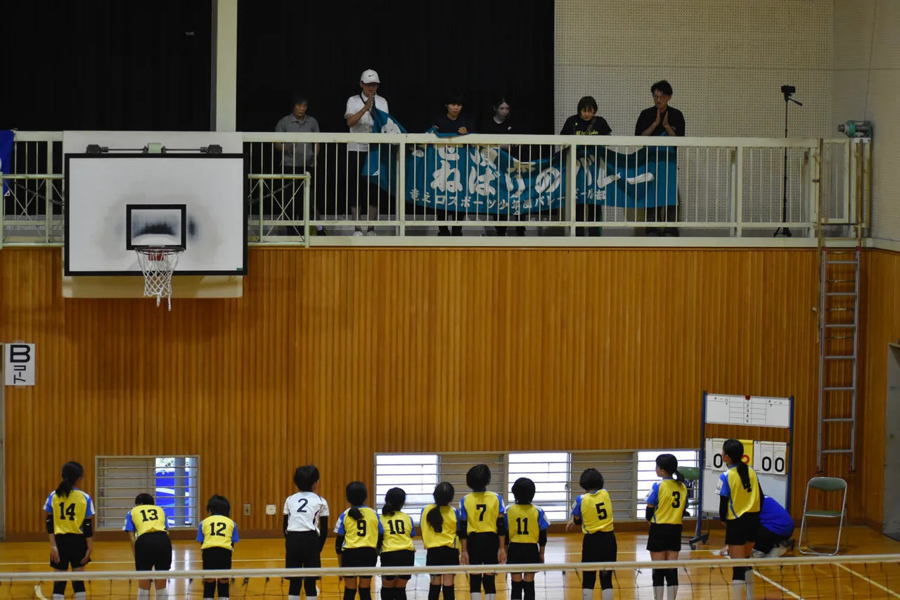 応援旗の前で整列するチーム